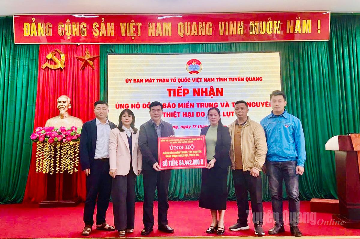 តំណាងមកពីឃុំតាន់ថាញ់កំពុងផ្តល់ជំនួយដល់ប្រជាជននៅខេត្តកណ្តាល និងខ្ពង់រាបកណ្តាលដែលរងផលប៉ះពាល់យ៉ាងធ្ងន់ធ្ងរដោយព្យុះ។