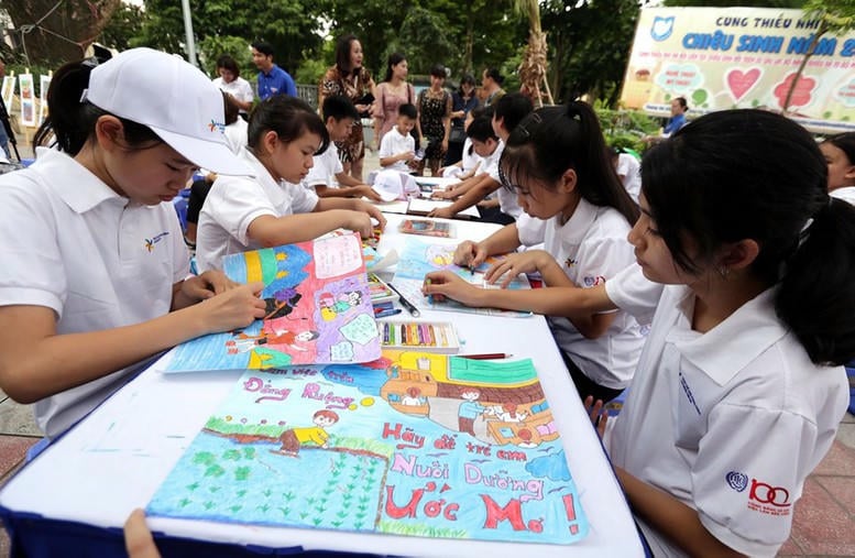 Children draw pictures of their dreams to contribute to the prevention of child labor. (Source: VGP)
