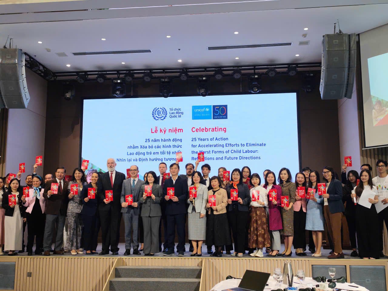 Domestic and international delegates attending the event reaffirmed their commitment to working alongside Vietnam in implementing national programs to prevent and reduce child labor in the coming period. (Photo by PV)