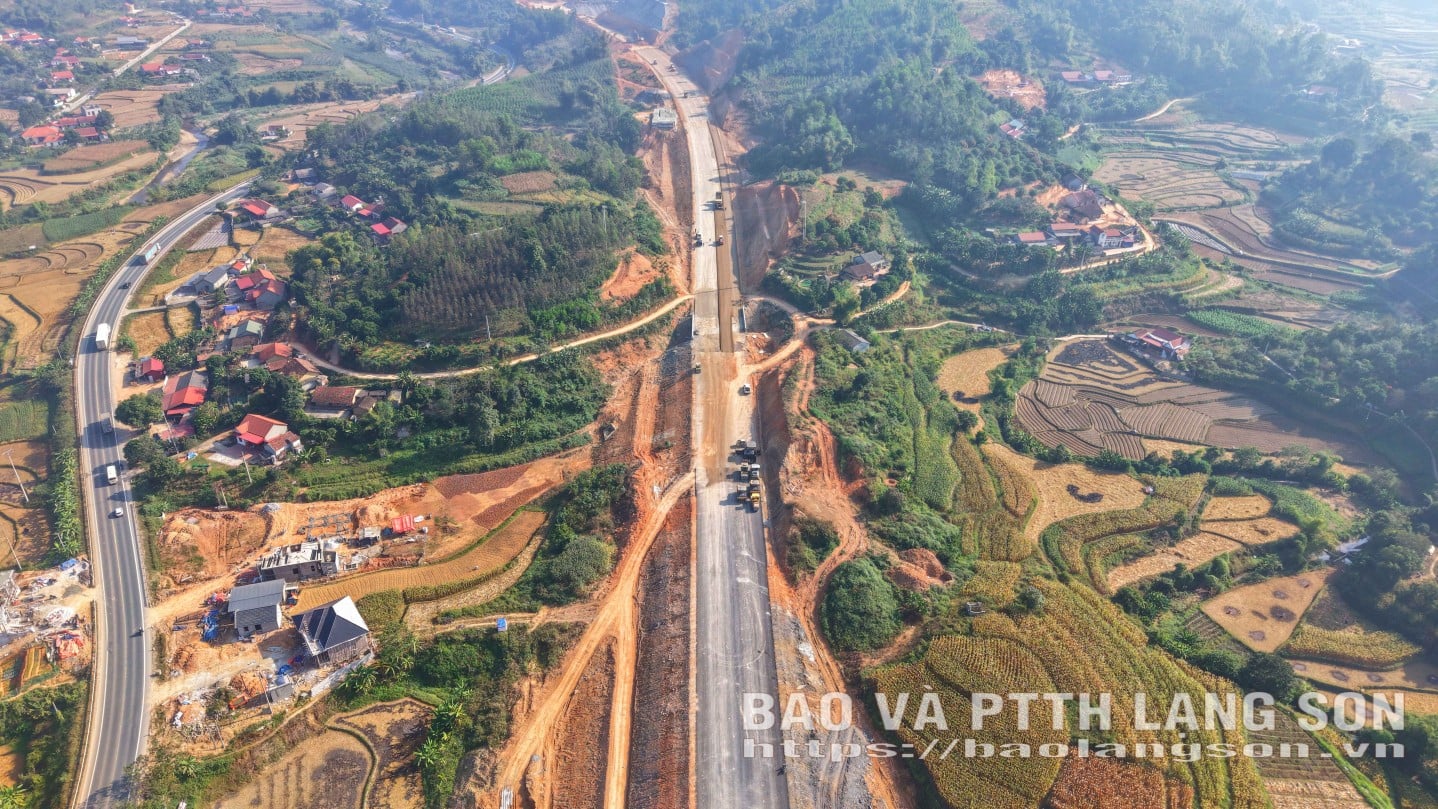 គម្រោងផ្លូវល្បឿនលឿនច្រកទ្វារព្រំដែនហូវងី - ជីឡាង ដែលបានចាប់ផ្តើមនៅចុងខែមេសា ឆ្នាំ២០២៤ មានទុនវិនិយោគសរុបចំនួន ៦.៥៨០ ពាន់លានដុង ហើយកំពុងត្រូវបានអនុវត្តក្រោមគំរូភាពជាដៃគូរវាងរដ្ឋ និងឯកជន (PPP)។