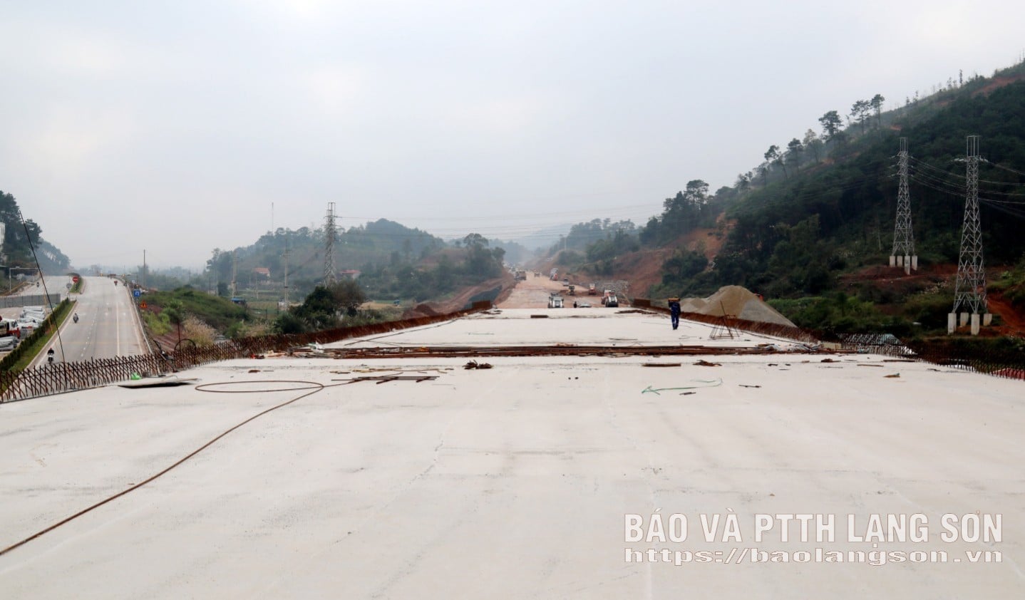 ផ្លូវល្បឿនលឿនច្រកទ្វារព្រំដែនហូវងី - ជីឡាង មានស្ពានចំនួន ៣៨។