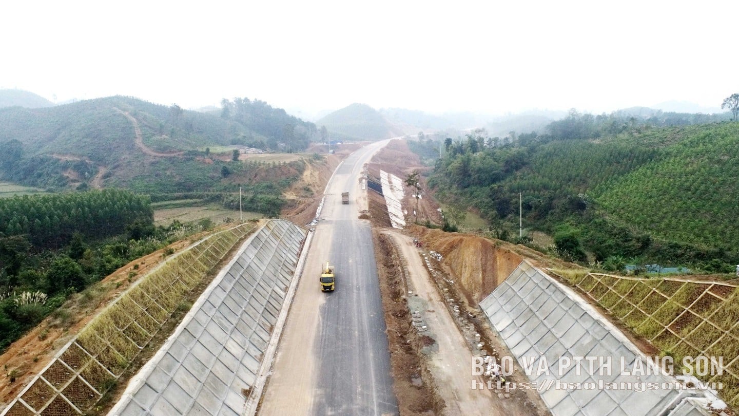 នៅពេលដាក់ឱ្យដំណើរការ ផ្លូវល្បឿនលឿនច្រកទ្វារព្រំដែនហូវងី-ជីឡាង នឹងតភ្ជាប់យ៉ាងរលូនជាមួយផ្លូវល្បឿនលឿនបាក់យ៉ាង-ឡាងសឺន ដែលរួមចំណែកដល់ការបង្កើតអ័ក្សផ្លូវល្បឿនលឿនខាងជើង-ខាងត្បូង ពង្រឹងការតភ្ជាប់រវាងប្រទេសចិន និងវៀតណាម និងតំបន់អាស៊ាន។ ផ្លូវនេះក៏នឹងបង្កើតច្រករបៀងដឹកជញ្ជូនយុទ្ធសាស្ត្រនៅតំបន់ឦសាន ដែលជួយសម្រួលដល់លំហូរទំនិញឆ្លងកាត់ព្រំដែនវៀតណាម-ចិន និងលើកកម្ពស់ពាណិជ្ជកម្មតាមរយៈច្រកទ្វារព្រំដែននៅខេត្តឡាងសឺន និងខេត្តព្រំដែនជាច្រើនទៀតនៅក្នុងតំបន់។