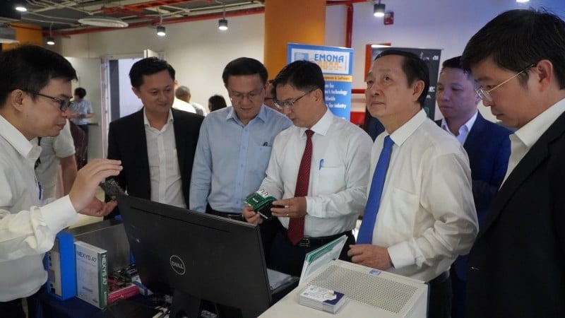 代表団は同社のチップ製造施設を見学した。