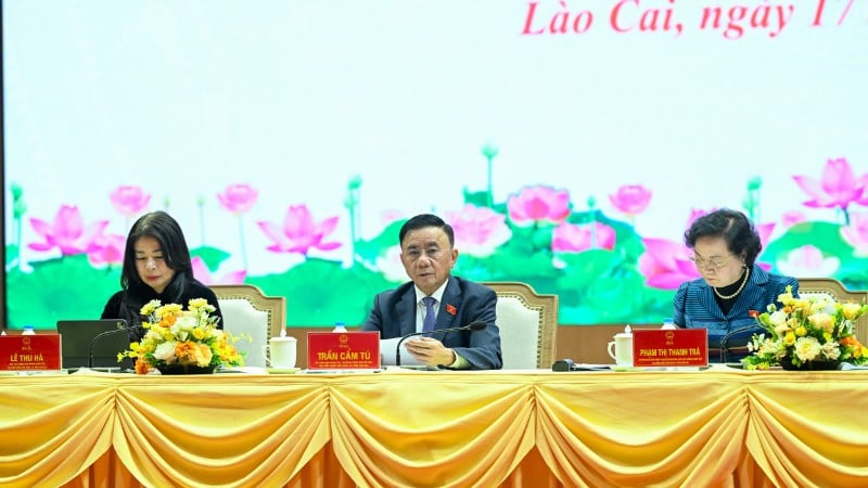 លោក ត្រឹន កាំទឺ សមាជិកអចិន្ត្រៃយ៍នៃគណៈកម្មាធិការកណ្តាលបក្ស និងគណៈប្រតិភូដែលចូលរួមកិច្ចប្រជុំជាមួយអ្នកបោះឆ្នោតបន្ទាប់ពីសម័យប្រជុំលើកទី១០ នៃរដ្ឋសភានីតិកាលទី១៥។ (រូបថត៖ យី លីញ)