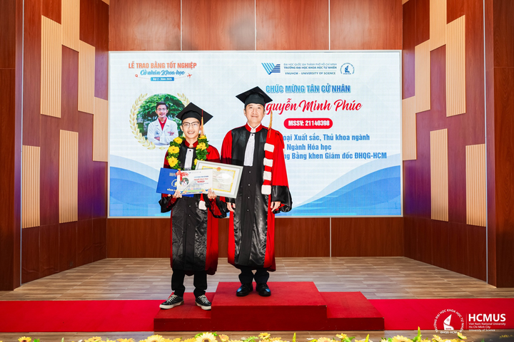 តាមរយៈការខិតខំប្រឹងប្រែងឥតឈប់ឈររបស់លោក លោក ភុក សម្រេចបាននូវភាពជោគជ័យដ៏សក្តិសម។ (រូបថត៖ មហាវិទ្យាល័យវិទ្យាសាស្ត្រ សាកលវិទ្យាល័យជាតិវៀតណាម ទីក្រុងហូជីមិញ)