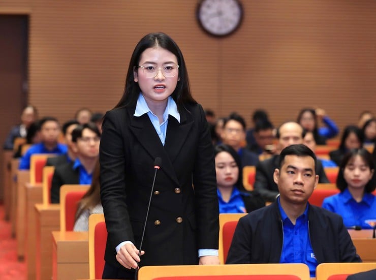 សមាជិកសហភាពយុវជនមកពីទីក្រុងហាណូយនៅក្នុងសន្និសីទសន្ទនានៅព្រឹកថ្ងៃទី១៧ ខែធ្នូ។ (រូបថត៖ T.L)