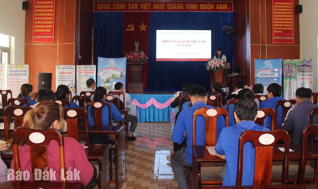 ពិព័រណ៍ការងារឆ្នាំ២០២៥ នៅឃុំគួយ៉ាង ត្រូវបានរៀបចំឡើងដោយគណៈកម្មាធិការប្រជាជនឃុំ សហការជាមួយមជ្ឈមណ្ឌលសេវាកម្មការងារខេត្ត។