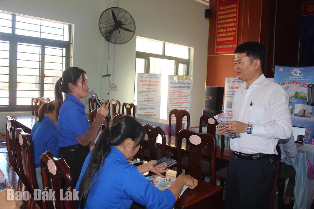 សមាជិកសហជីពយុវជន និងយុវជនមកពីឃុំគួយ៉ាង បានធ្វើអន្តរកម្មដោយផ្ទាល់ជាមួយអាជីវកម្មជ្រើសរើសបុគ្គលិកនៅក្នុងពិព័រណ៍ការងារឆ្នាំ ២០២៥។