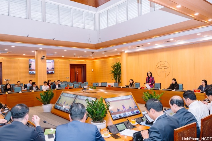 Cuộc họp được tổ chức trực tiếp tại trụ sở UBND thành phố Hà Nội và trực truyến tới điểm cầu UBND các xã, phường. (Ảnh: T.L)