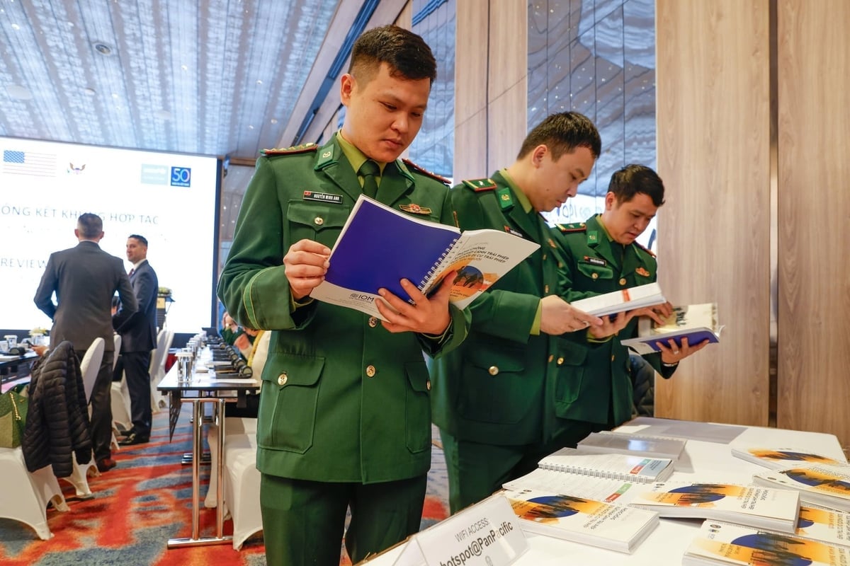 Bộ tài liệu tập huấn toàn diện cho lực lượng biên phòng tuyến đầu. Ảnh: IOM.