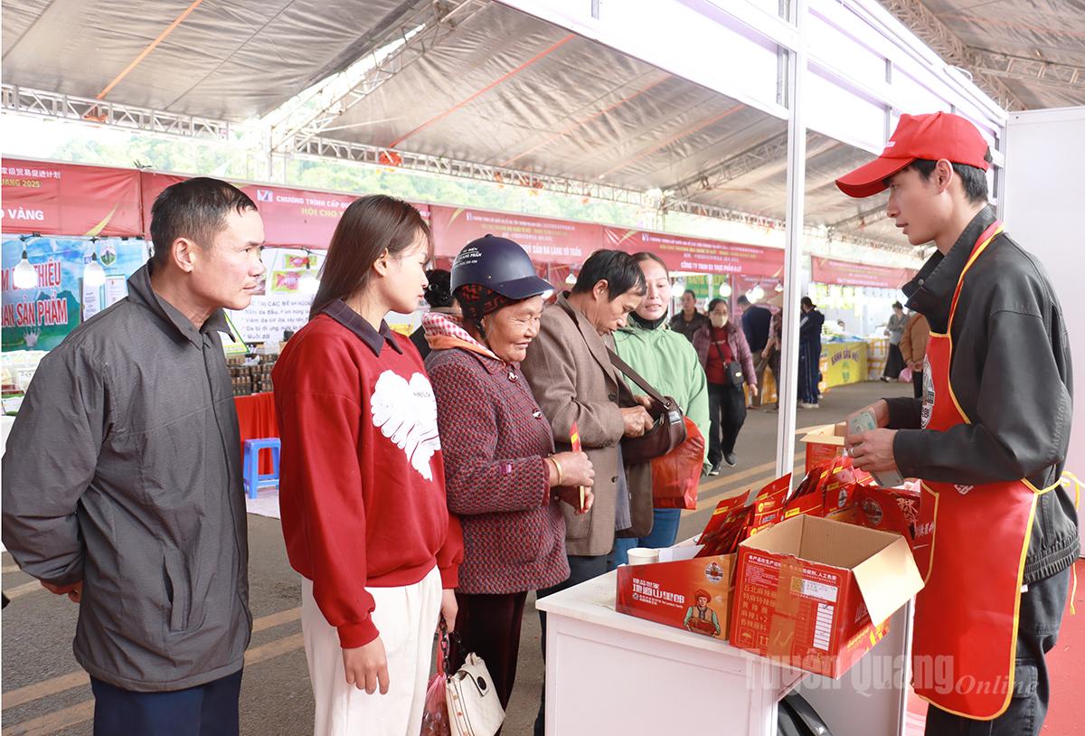 People come to shop at the fair.