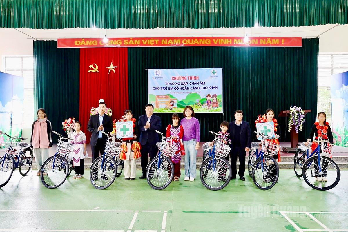 គណៈប្រតិភូបានប្រគល់កង់ដល់សិស្សានុសិស្សក្រីក្រ។