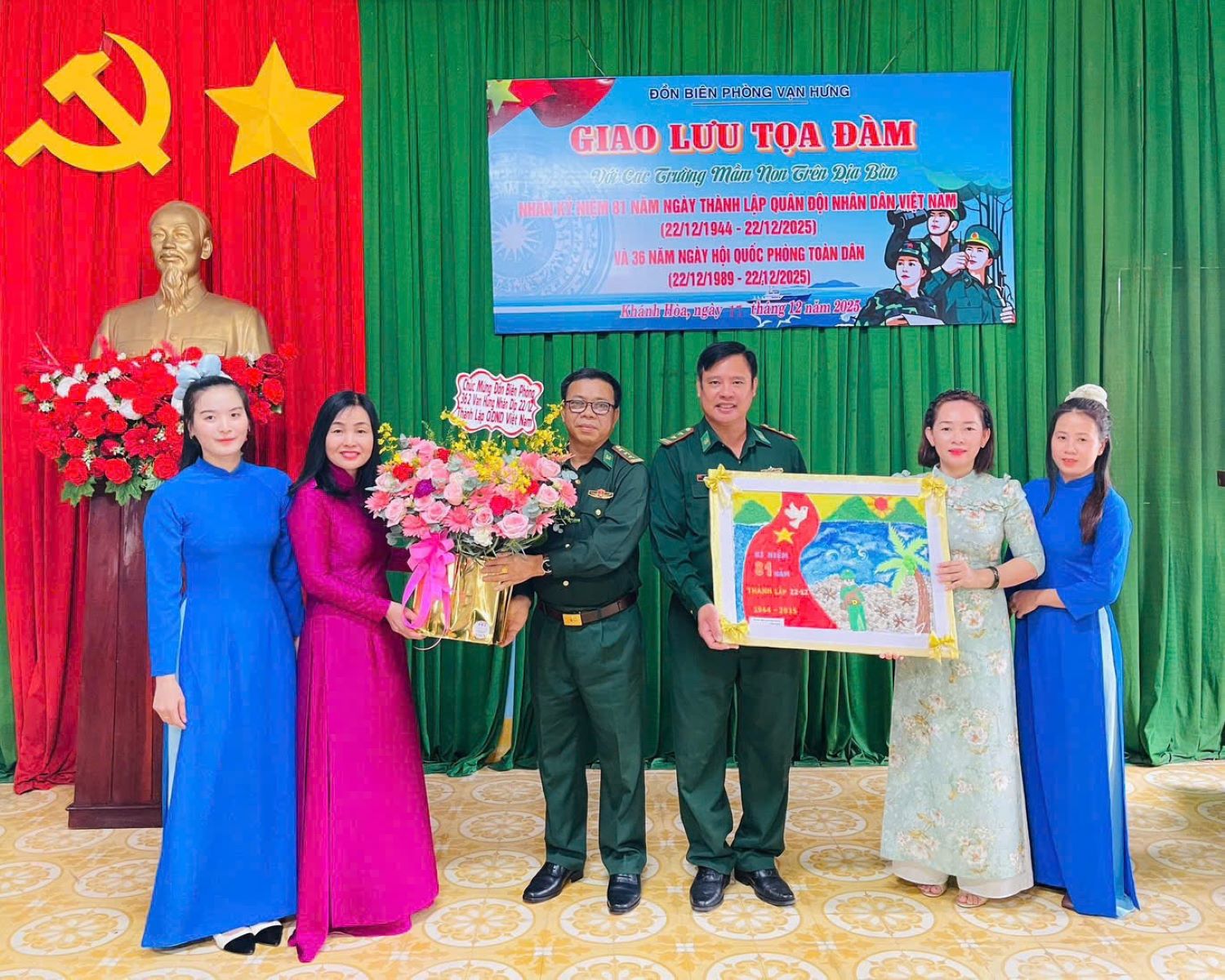 Le conseil d'administration de l'école maternelle Van Luong a offert des cadeaux aux officiers et soldats du poste de garde-frontière de Van Hung.