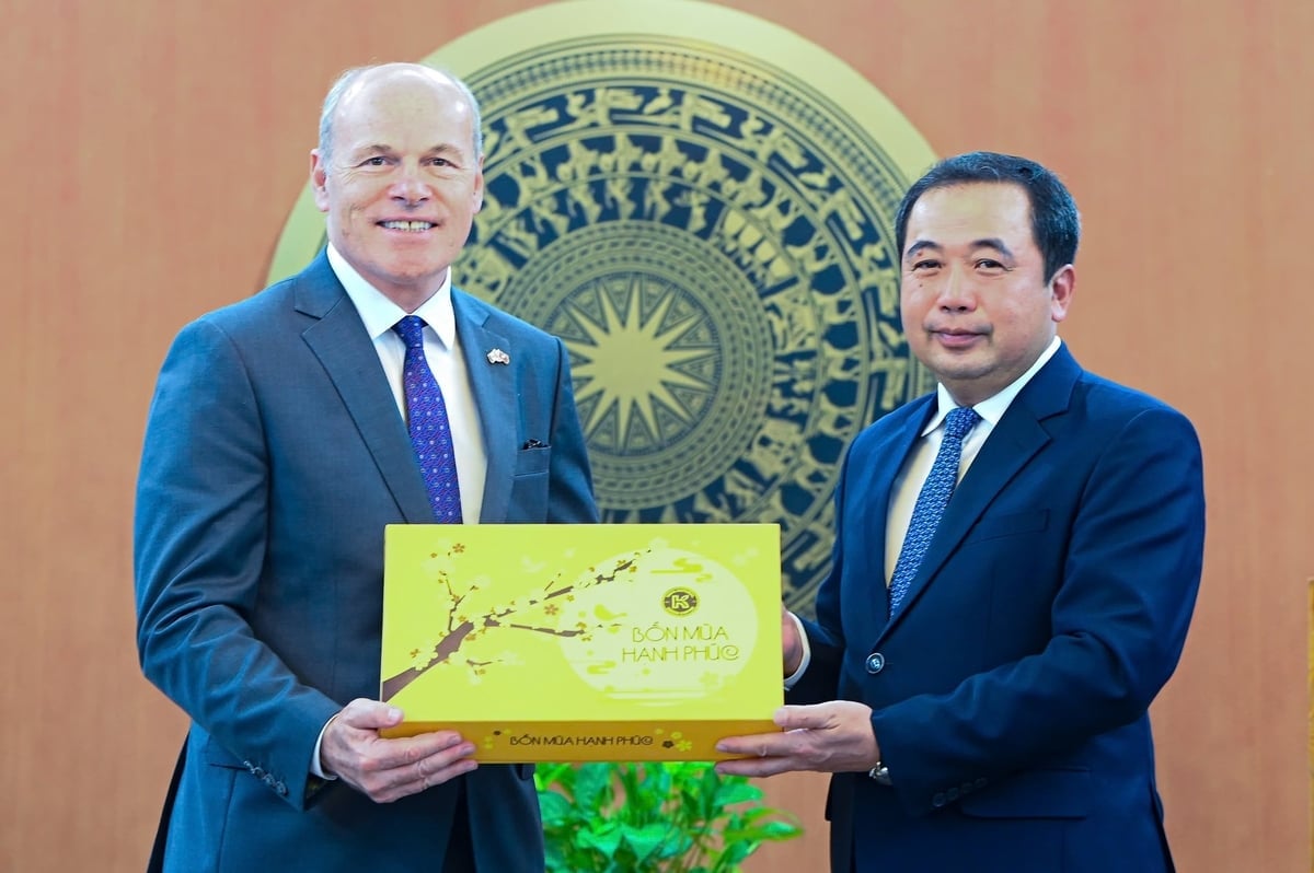 Bộ trưởng Trần Đức Thắng tặng sản phẩm OCOP tới ngài James Nickel. Ảnh: Tùng Đinh.