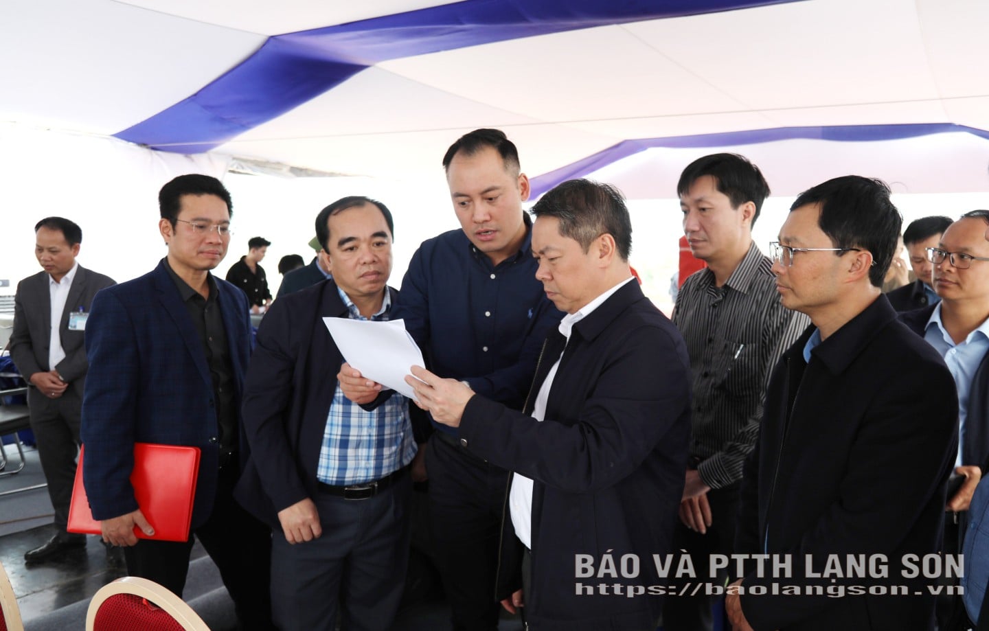 ສະຫາຍ ດວານແທ່ງເຊີນ, ຮອງປະທານຄະນະກຳມະການປະຊາຊົນແຂວງ, ໄດ້ຮັບຟັງບົດລາຍງານກ່ຽວກັບລາຍການ ແລະ ບົດບັນທຶກການຈັດຕັ້ງພິທີເປີດໂຄງການທາງດ່ວນດ່ານຊາຍແດນຫືວຫງີ - ຈີແລງ.