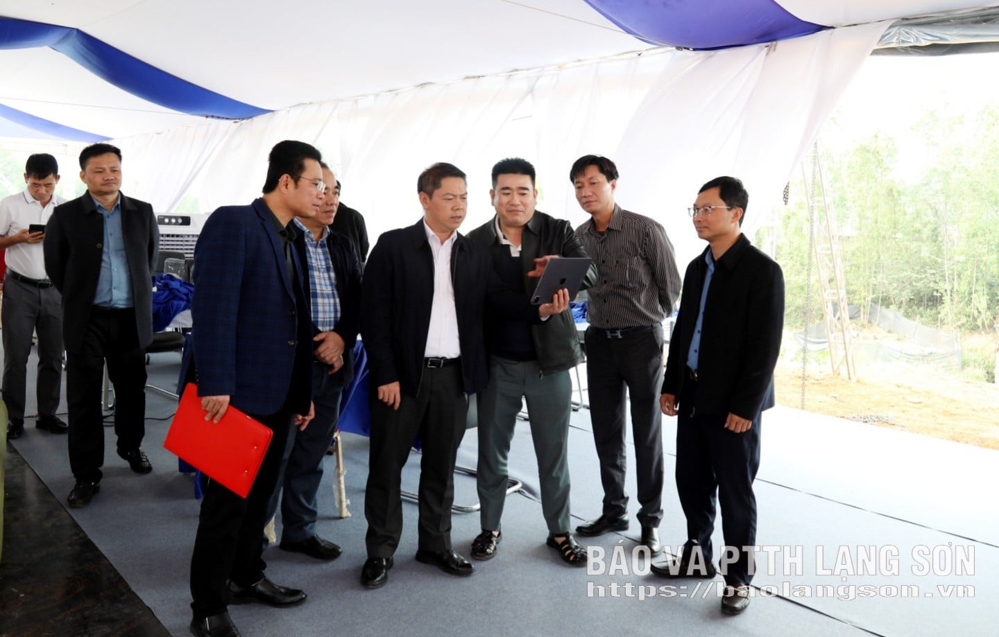 ສະຫາຍ ດວານແທ່ງເຊີນ, ຮອງປະທານຄະນະກຳມະການປະຊາຊົນແຂວງລ້າງເຊີນ ໄດ້ຮັບຟັງບົດລາຍງານກ່ຽວກັບການຈັດພິທີປະດັບປະດາສຳລັບພິທີເປີດໂຄງການທາງດ່ວນດ່ານຊາຍແດນຫືວງີ - ຈີແລງ.