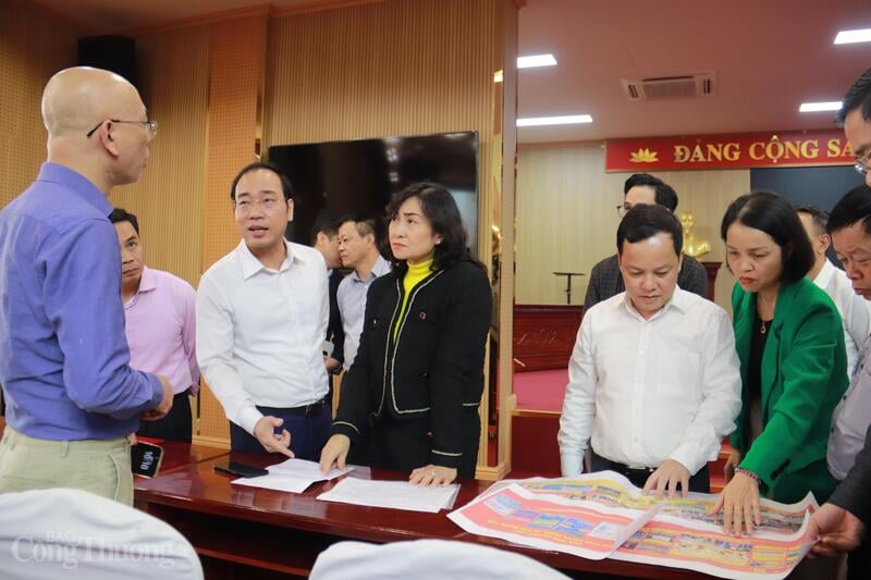 លោកស្រី ផាន់ ធីថាង អនុរដ្ឋមន្ត្រីក្រសួងឧស្សាហកម្ម និងពាណិជ្ជកម្ម ត្រួតពិនិត្យការរៀបចំសម្រាប់សន្និសីទសង្ខេបការងាររបស់វិស័យឧស្សាហកម្ម និងពាណិជ្ជកម្មឆ្នាំ ២០២៥ និងការអនុវត្តភារកិច្ចសម្រាប់ឆ្នាំ ២០២៦។ រូបថត៖ ថាញ់ ទួន