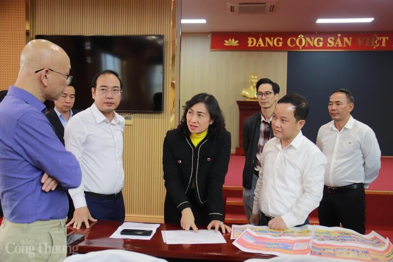 ថ្នាក់ដឹកនាំនៃនាយកដ្ឋាន ផ្នែក និងអង្គភាពនានា រាយការណ៍អំពីការរៀបចំសម្រាប់សន្និសីទ ដោយសង្ខេបការងារឆ្នាំ ២០២៥។ រូបថត៖ ថាញ់ ទួន