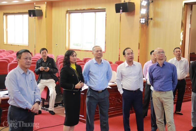 លោកស្រីអនុរដ្ឋមន្ត្រី ផាន់ ធីថាង ដឹកនាំការបញ្ចប់ការរៀបចំសម្រាប់សន្និសីទសង្ខេប។ រូបថត៖ ថាញ់ ទួន។