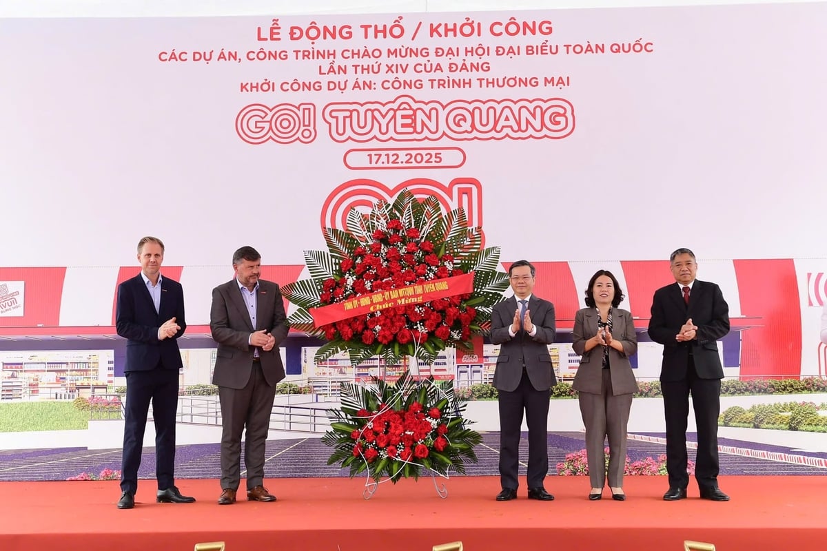 Lãnh đạo tỉnh Tuyên Quang tặng hoa chúc mừng Dự án Trung tâm thương mại, dịch vụ và Siêu thị tổng hợp GO! Tuyên Quang. Ảnh: Báo TQ.