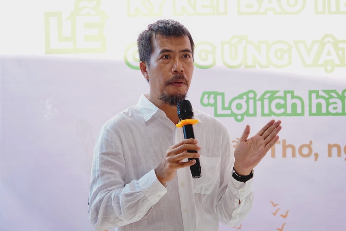 Ông Trầm Du - chủ nhân thương hiệu Gạo Ông Du chia sẻ về kế hoạch xây dựng nhà máy xay xát gạo khép kín ngay tại vùng nguyên liệu doanh nghiệp đang triển khai. Ảnh: Kim Anh.
