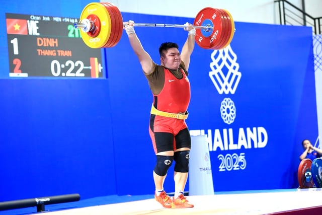 ត្រឹន ឌីញ ថាង មានអារម្មណ៍ក្ដុកក្ដួលយ៉ាងខ្លាំង បន្ទាប់ពីឈ្នះមេដាយមាសលើកទម្ងន់៖ យកឈ្នះថៃពីរដង និងសូម្បីតែ… អាជ្ញាកណ្តាល - រូបថតទី ៤។ Trần Đình Thắng nghẹn ngào vì HCV cử tạ: Hai lần ‘đánh bại’ Thái Lan và cả… trọng tài- Ảnh 4.