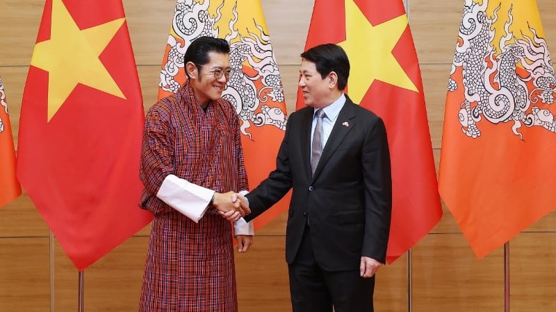 លោកប្រធានាធិបតី លឿង គួង និងភរិយា បានរៀបចំពិធីទទួលស្វាគមន៍ព្រះមហាក្សត្រនៃប្រទេសប៊ូតាន ជីកមី ខេសារ ណាំហ្គីល វ៉ាងជុក និងព្រះមហាក្សត្រីយានី ក្នុងដំណើរទស្សនកិច្ចផ្លូវរដ្ឋនៅប្រទេសវៀតណាម នៅថ្ងៃទី១៩ ខែសីហា ឆ្នាំ២០២៥ នៅទីក្រុងហាណូយ។ (រូបថត៖ ទីភ្នាក់ងារសារព័ត៌មានវៀតណាម)