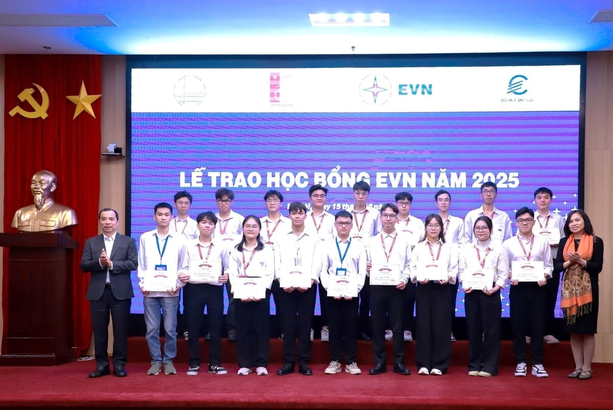 លោក ង៉ោ សឺនហៃ - អគ្គនាយករង EVN (ជួរមុខ ខាងឆ្វេងបំផុត) និងលោកស្រី ផាម ថាញ់ ហ៊្វៀន - នាយិការងវិទ្យាស្ថានបណ្តុះបណ្តាលអន្តរជាតិ ប្រធាននាយកដ្ឋានកិច្ចការនិស្សិត សាកលវិទ្យាល័យវិទ្យាសាស្ត្រ និងបច្ចេកវិទ្យាហាណូយ (ជួរមុខ ខាងស្តាំបំផុត) ប្រគល់អាហារូបករណ៍ដល់និស្សិត។ រូបថត៖ EVN។ Ông Ngô Sơn Hải - Phó Tổng giám đốc EVN (hàng đầu, ngoài cùng bên trái) và bà Phạm Thanh Huyền - Phó Viện trưởng Viện Đào tạo Quốc tế, Trưởng ban Công tác sinh viên, Trường Đại học Bách Khoa Hà Nội (hàng đầu, ngoài cùng bên phải) trao học bổng cho sinh viên. Ảnh: EVN.