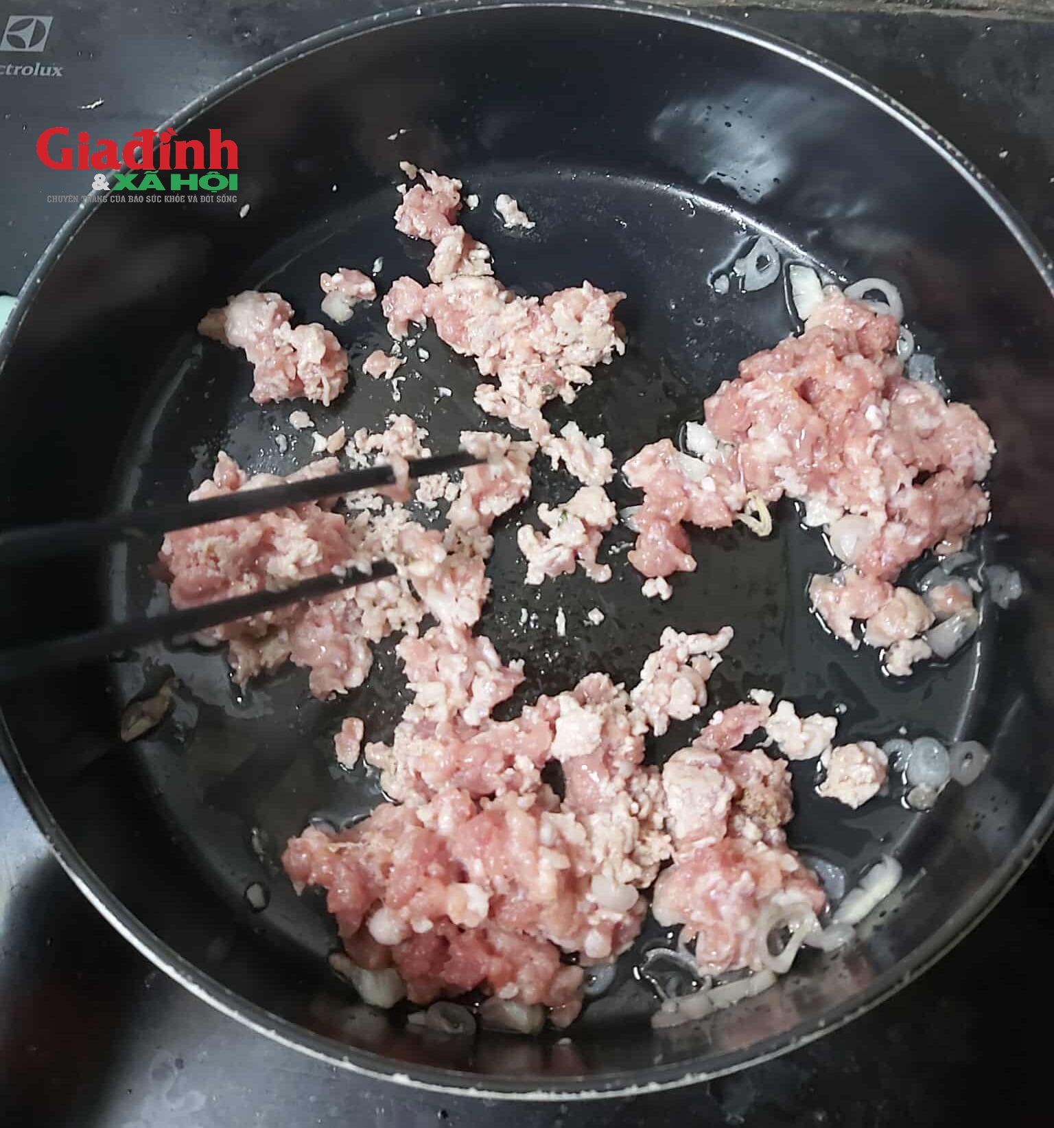 Khoai tây thái lát xào thịt băm kiểu này rất mềm ngon mà không hề bị nát miếng - Ảnh 6.