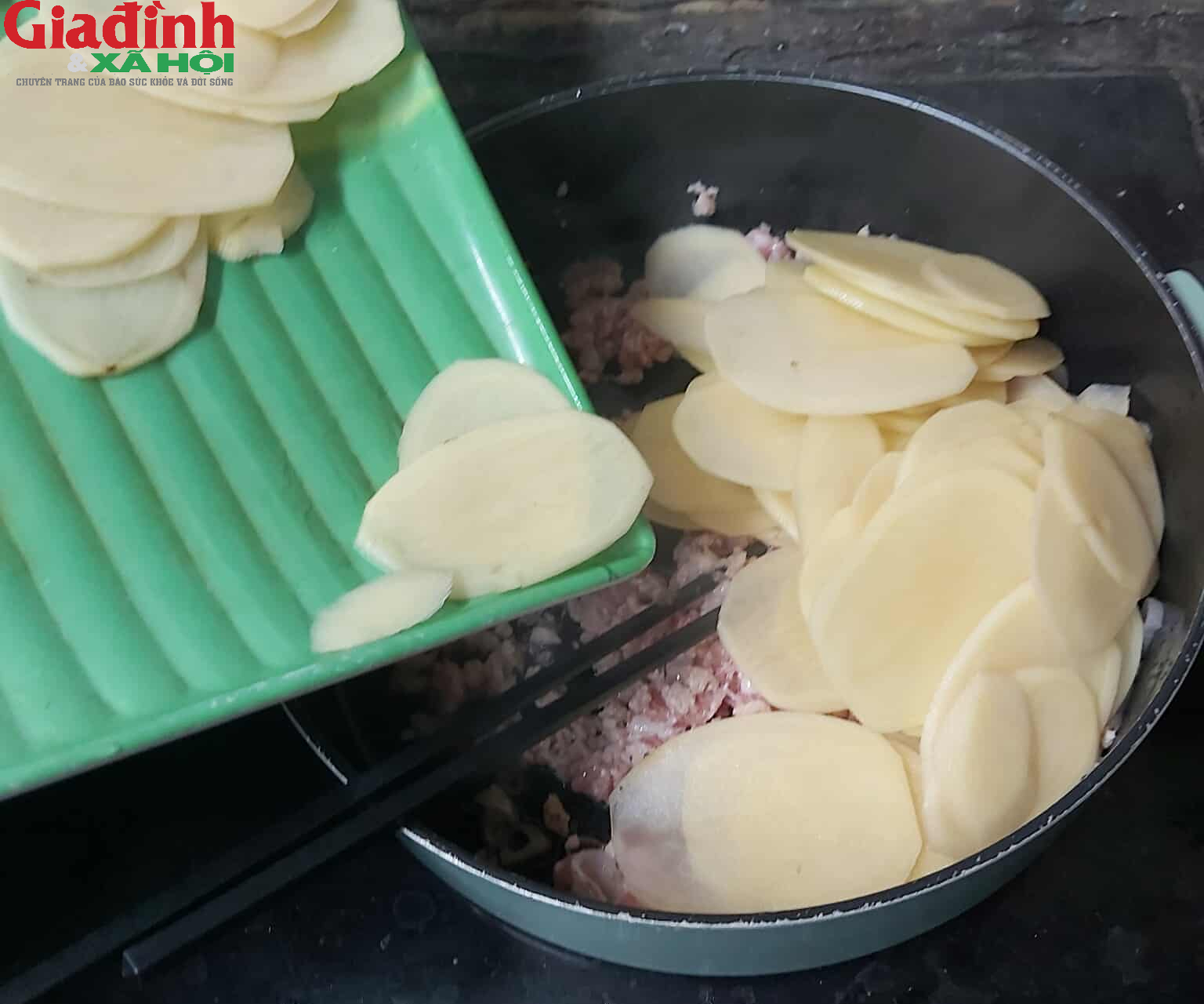 Khoai tây thái lát xào thịt băm kiểu này rất mềm ngon mà không hề bị nát miếng - Ảnh 7.