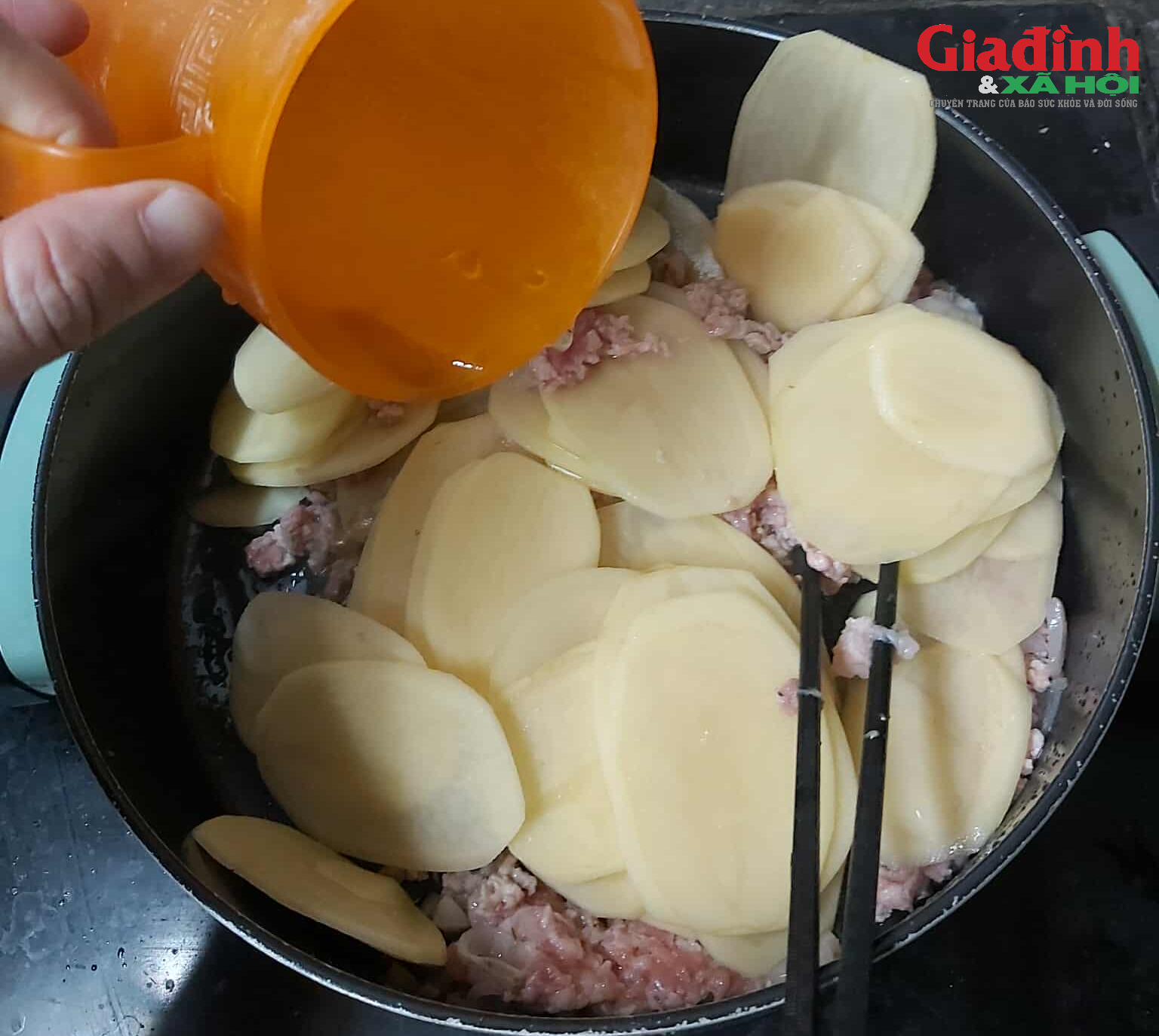 Khoai tây thái lát xào thịt băm kiểu này rất mềm ngon mà không hề bị nát miếng - Ảnh 8.