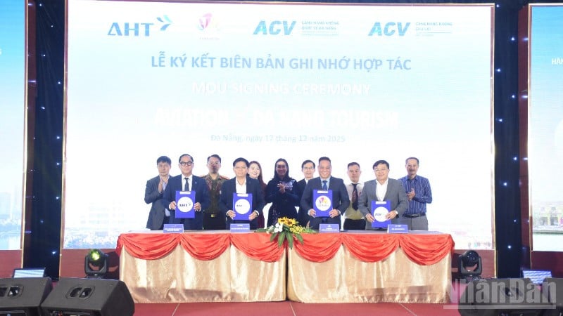 មន្ទីរវប្បធម៌ កីឡា និងទេសចរណ៍ទីក្រុងដាណាំង បានចុះហត្ថលេខាលើអនុស្សរណៈយោគយល់គ្នាជាមួយក្រុមហ៊ុនអាកាសចរណ៍។ (រូបថត៖ អាន ដាវ)