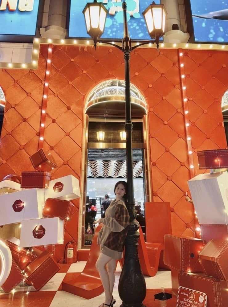 En plein centre-ville, la place Diamond (quartier de Saigon) s'est parée des chaudes teintes rouges caractéristiques de la période de Noël depuis début novembre.