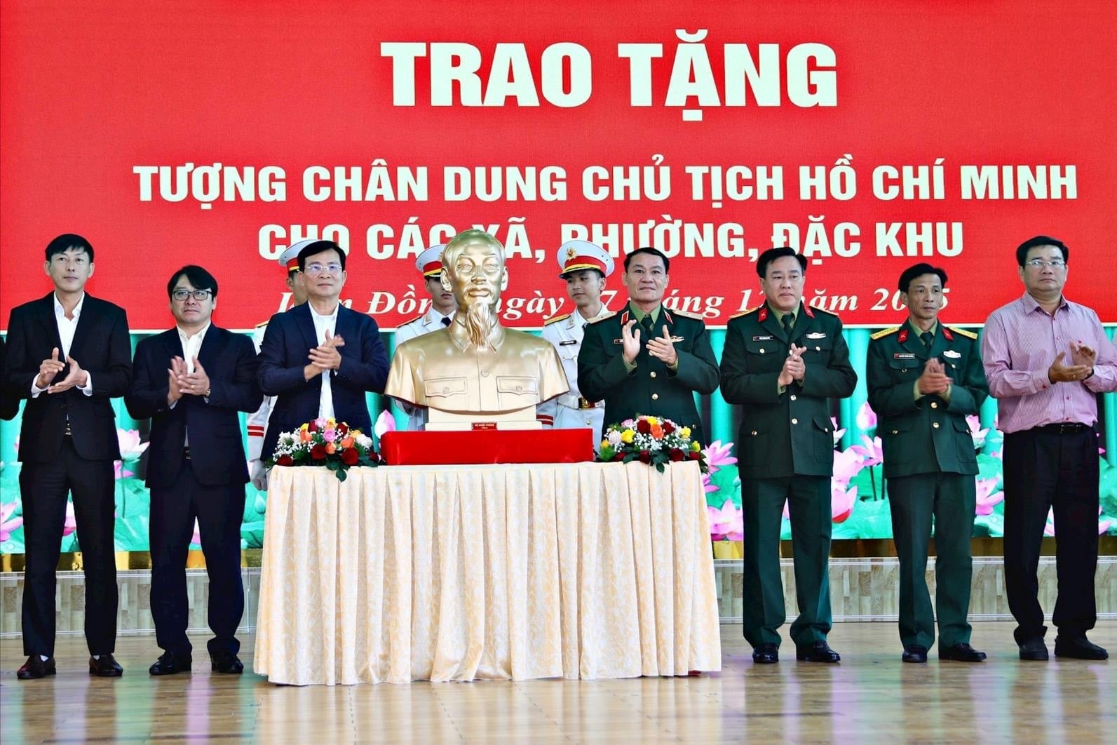 ពិធីប្រគល់រូបសំណាកលោកប្រធានហូជីមិញជូនឃុំ សង្កាត់ និងតំបន់ពិសេសចំនួន ១២៤ នៅខេត្តឡឹមដុង។