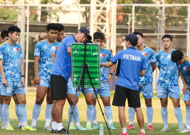 Vietnamská reprezentace do 23 let má perfektní fyzickou i psychickou sílu; trenér Kim dokončil strategii, jak porazit „válečné slony“ - Foto 1. U.23 Việt Nam hoàn hảo thể lực và trí lực, thầy Kim chốt bài hạ gục 'Voi Chiến'- Ảnh 1.