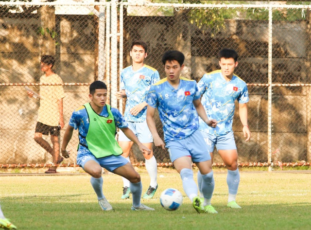 Vietnamská reprezentace do 23 let má perfektní fyzickou i psychickou sílu; trenér Kim dokončil strategii, jak porazit „válečné slony“ - Foto 2. U.23 Việt Nam hoàn hảo thể lực và trí lực, thầy Kim chốt bài hạ gục 'Voi Chiến'- Ảnh 2.