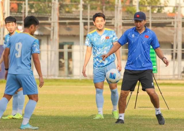Vietnamská reprezentace do 23 let má perfektní fyzickou i psychickou sílu; trenér Kim dokončil strategii, jak porazit „válečné slony“ - Foto 3. U.23 Việt Nam hoàn hảo thể lực và trí lực, thầy Kim chốt bài hạ gục 'Voi Chiến'- Ảnh 3.