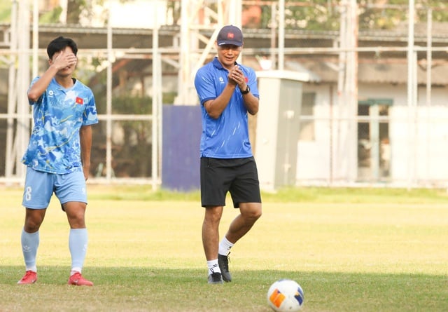 Vietnamská reprezentace do 23 let má perfektní fyzickou i psychickou sílu; trenér Kim dokončil strategii, jak porazit „válečné slony“ - Foto 5. U.23 Việt Nam hoàn hảo thể lực và trí lực, thầy Kim chốt bài hạ gục 'Voi Chiến'- Ảnh 5.