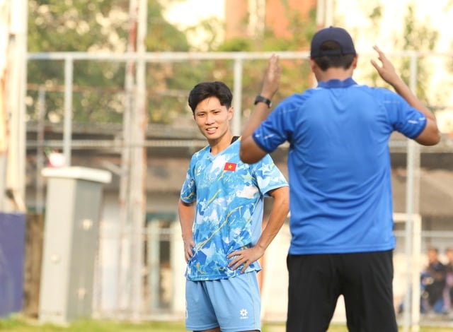 Vietnamská reprezentace do 23 let má perfektní fyzickou i psychickou sílu; trenér Kim dokončil strategii, jak porazit „válečné slony“ - Foto 6. U.23 Việt Nam hoàn hảo thể lực và trí lực, thầy Kim chốt bài hạ gục 'Voi Chiến'- Ảnh 6.