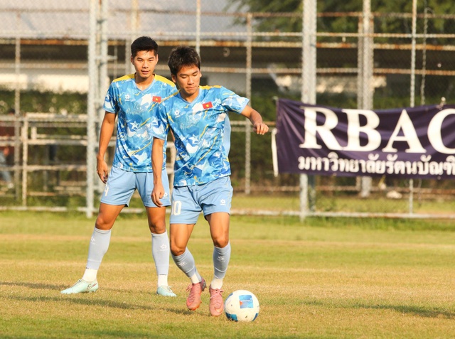 Vietnamská reprezentace do 23 let má perfektní fyzickou i psychickou sílu; trenér Kim dokončil strategii, jak porazit „válečné slony“ - Foto 7. U.23 Việt Nam hoàn hảo thể lực và trí lực, thầy Kim chốt bài hạ gục 'Voi Chiến'- Ảnh 7.