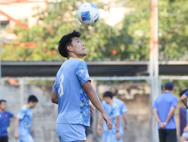 Vietnamská reprezentace do 23 let má perfektní fyzickou i psychickou sílu; trenér Kim dokončil strategii, jak porazit „válečné slony“ - Foto 13. U.23 Việt Nam hoàn hảo thể lực và trí lực, thầy Kim chốt bài hạ gục 'Voi Chiến'- Ảnh 13.