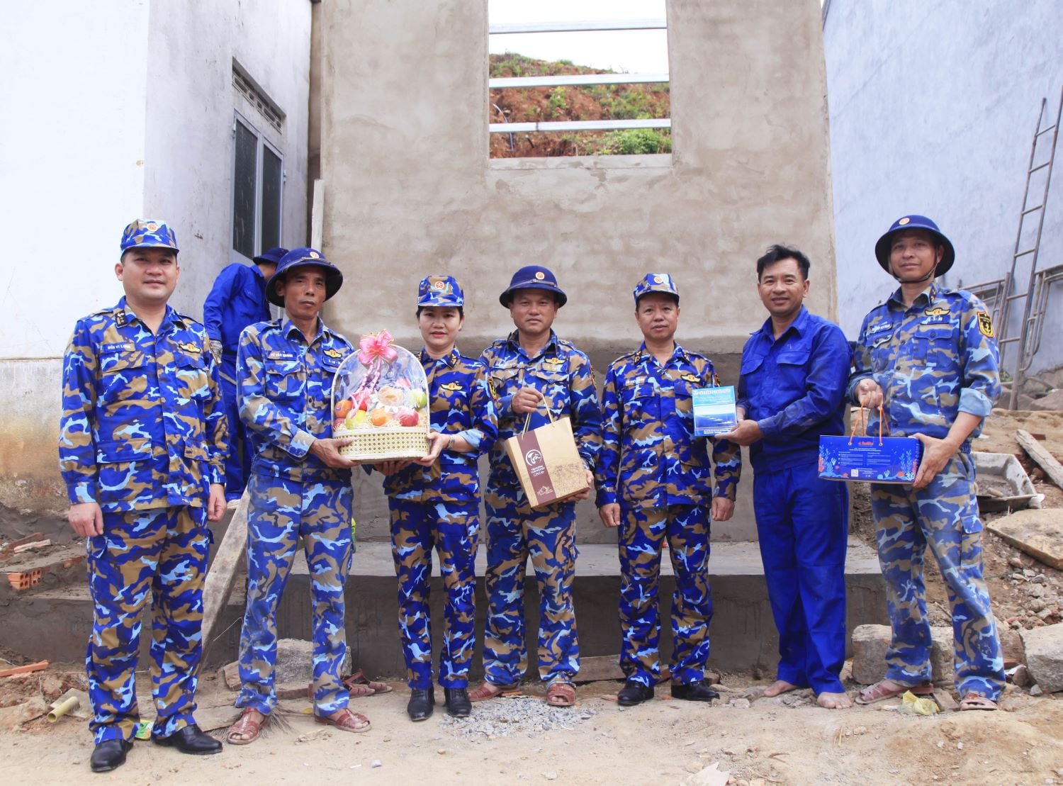 គណៈប្រតិភូបានប្រគល់អំណោយដល់នាយទាហាន និងពលទាហានដែលកំពុងសាងសង់ផ្ទះជូនគ្រួសារលោក កៅ កា អៀន។