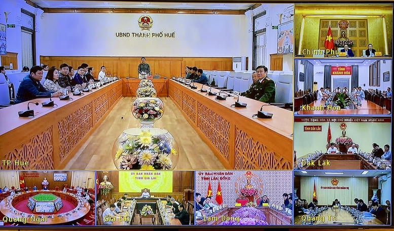 Localities participated in the meeting online. Photo: Nhat Bac  