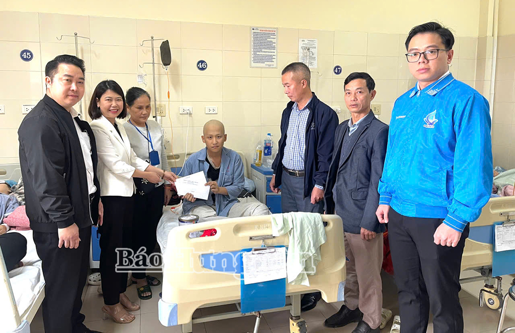 Gli abitanti della comune di Van Giang hanno fatto visita a Vu Duc Tan, un bambino affetto da una grave malattia, e gli hanno offerto dei doni.