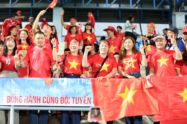 Tràn ngập cảm xúc CĐV Việt Nam: Mong đội tuyển nữ đăng quang một cách xứng đáng- Ảnh 2.