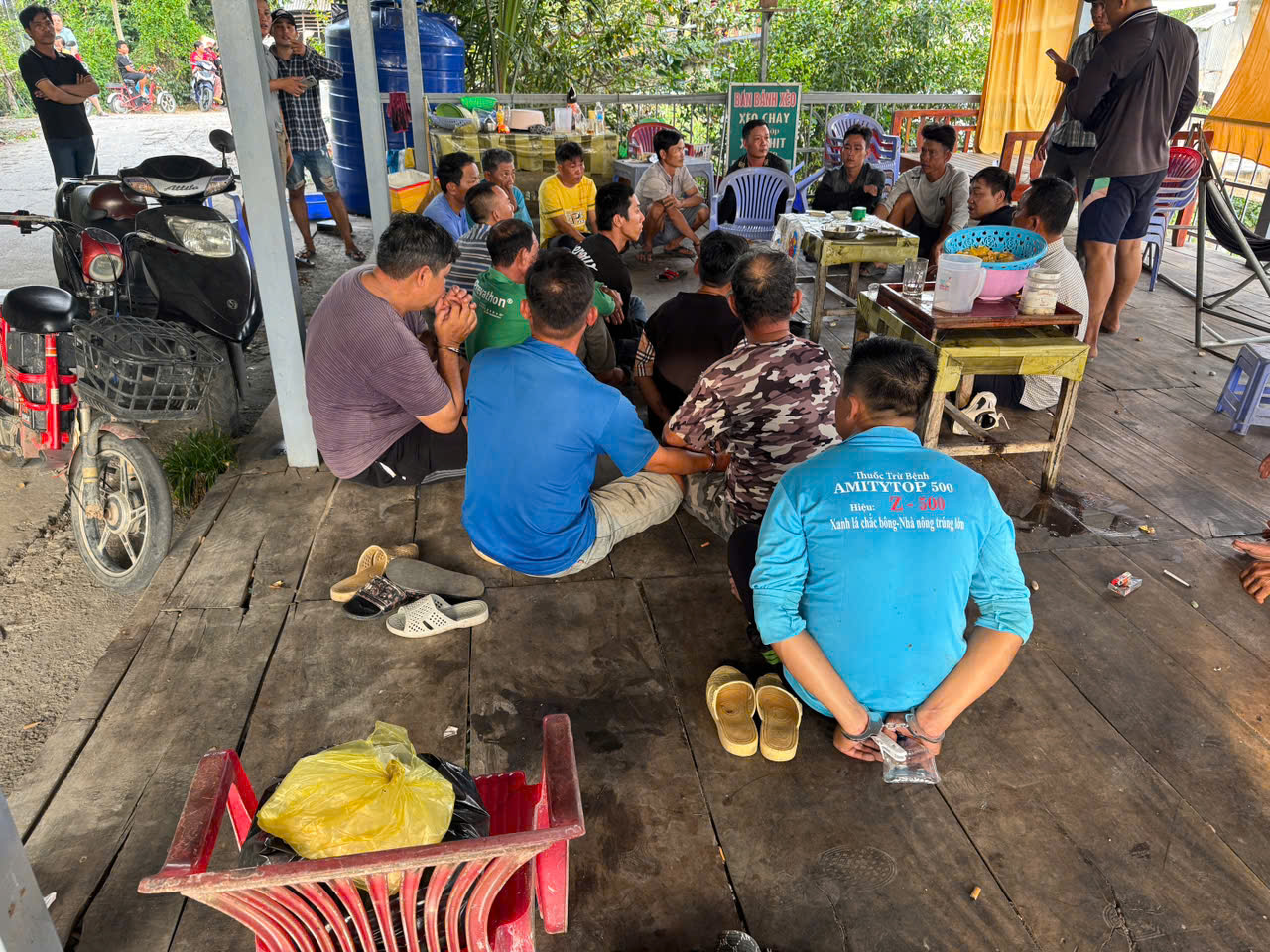 Pihak berwenang menggerebek tempat perjudian dan menahan 19 orang.