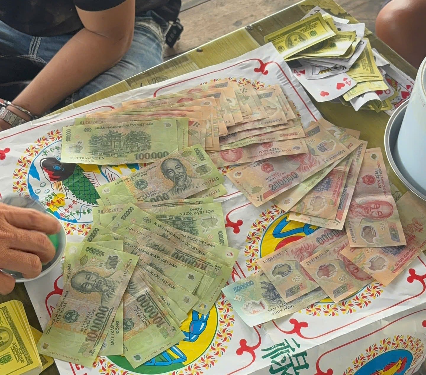 Pihak berwenang menggerebek tempat perjudian dan menahan 19 orang.