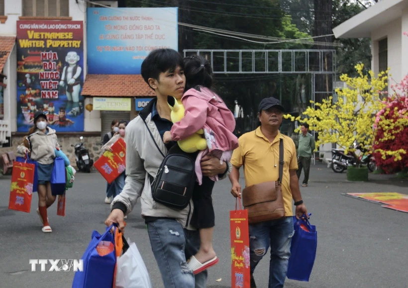 ការចាប់ផ្តើមដំណើរកម្សាន្តតាមឡានក្រុងសប្បុរសធម៌ ដើម្បីនាំកម្មករត្រឡប់មកផ្ទះវិញសម្រាប់បុណ្យតេត (បុណ្យចូលឆ្នាំចិន) ឆ្នាំ២០២៦។