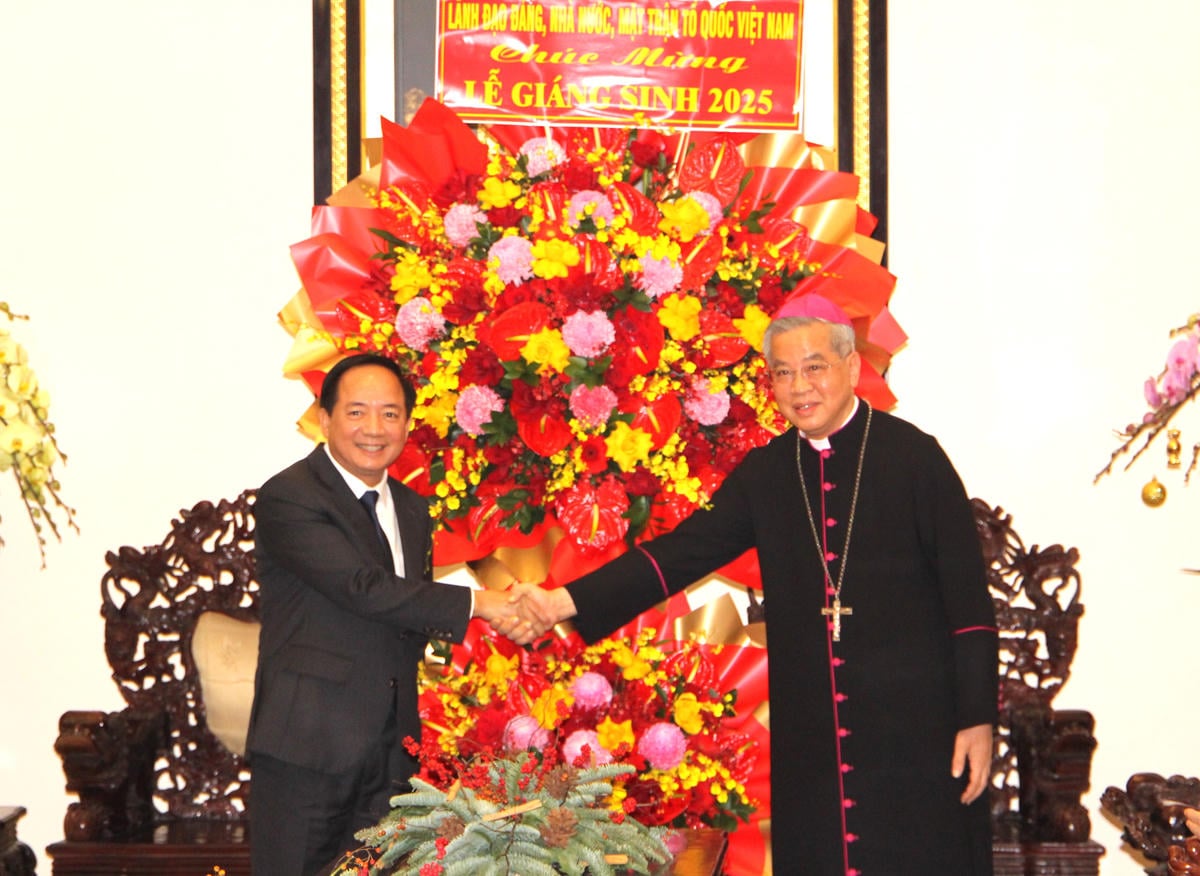 Pan Trinh Van Quyet, tajemník Ústředního výboru Komunistické strany Vietnamu a vedoucí oddělení ústřední propagandy a masové mobilizace, předal arcibiskupovi Josephu Nguyen Nangovi a katolické komunitě blahopřejný květinový koš. Foto: Q.D.