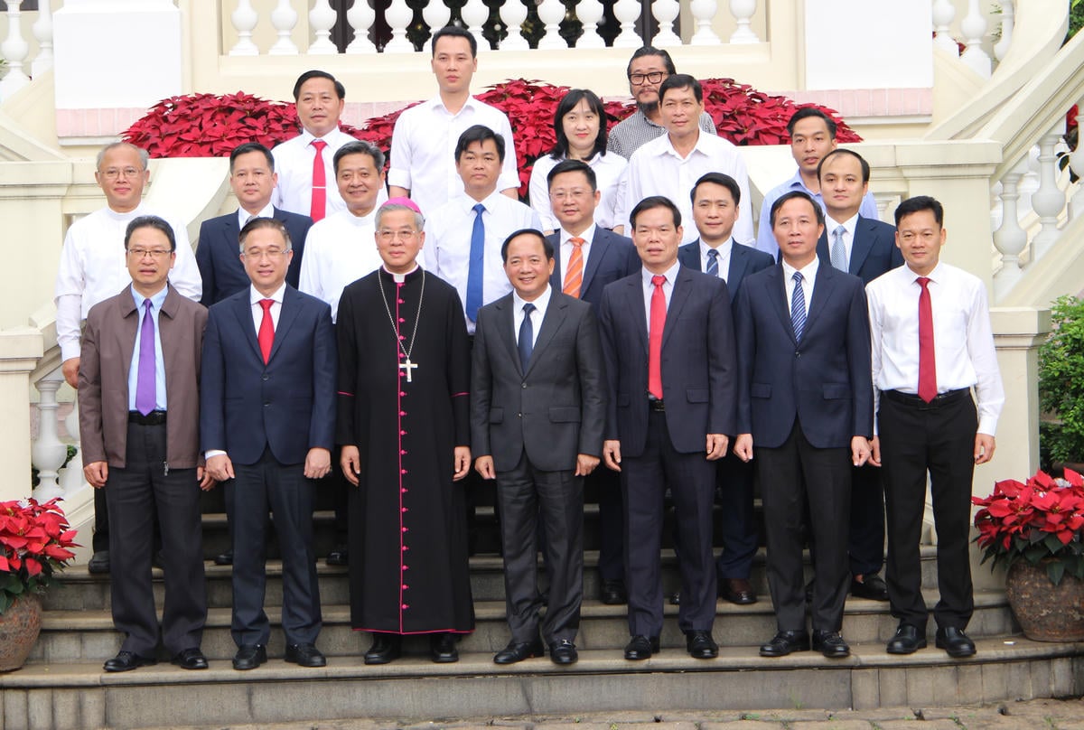 Vedoucí představitelé delegace pózují pro pamětní fotografii v arcibiskupské rezidenci arcidiecéze Ho Či Minovo Město. Foto: Q.D.